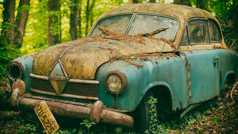 Fehlende Kabelbäume aus der Ukraine haben bereits Auswirkungen auf die Produktion von Autos bei BMW und VW. Viele Fahrzeuge können derzeit nicht fertig gebaut werden.