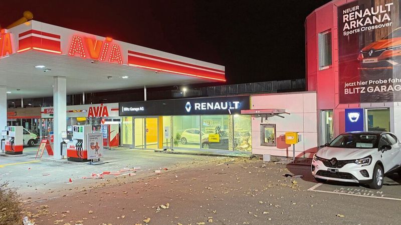 Einen massiven Schaden an einem Autohaus nahe Zürich verursachten Kriminelle, als sie kürzlich einen angrenzenden Geldautomaten sprengten.