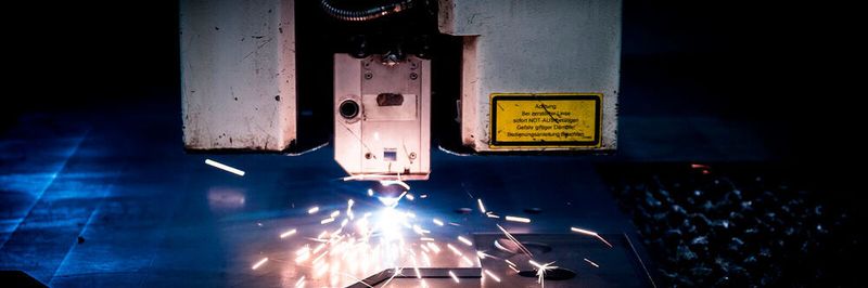Der Einsatz 'intelligenter' Maschinen in einer Fabrik liefert häufig die Beispiele für IoT, Big Data und die Notwendigkeit einer Datenverarbeitung an der Edge.