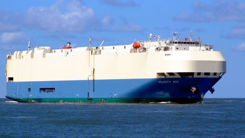 Da schwamm es noch: Das Frachtschiff „Felicity Ace“, auf dem im Februar ein Feuer ausgebrochen war, ist inzwischen gesunken.