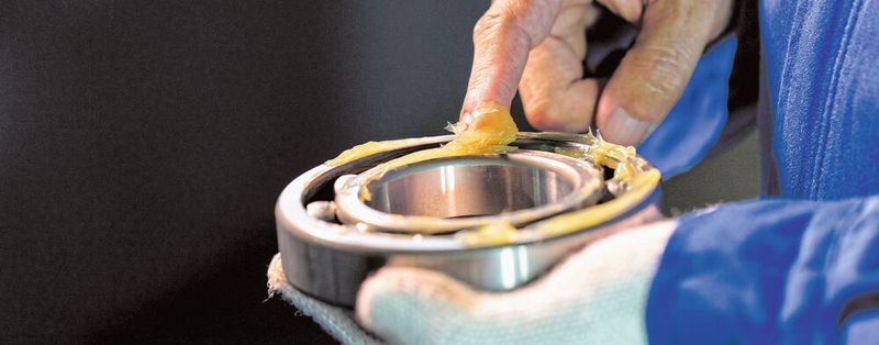Wälzlagerausfälle stehen oft im Zusammenhang mit der Schmierung.
Zu viel oder zu wenig Schmierstoff, Verschmutzung oder gar ein unpassendes Produkt können die Auslöser sein.