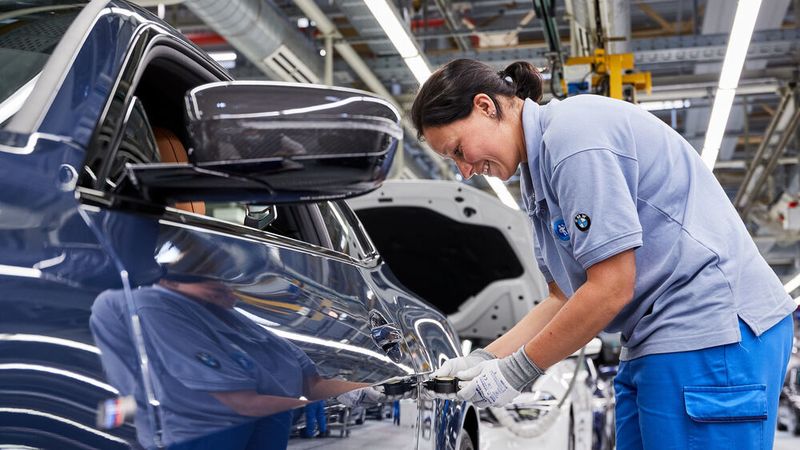Verschiedene Autobauer müssen die Produktion aufgrund des Kriegs in der Ukraine einschränken.