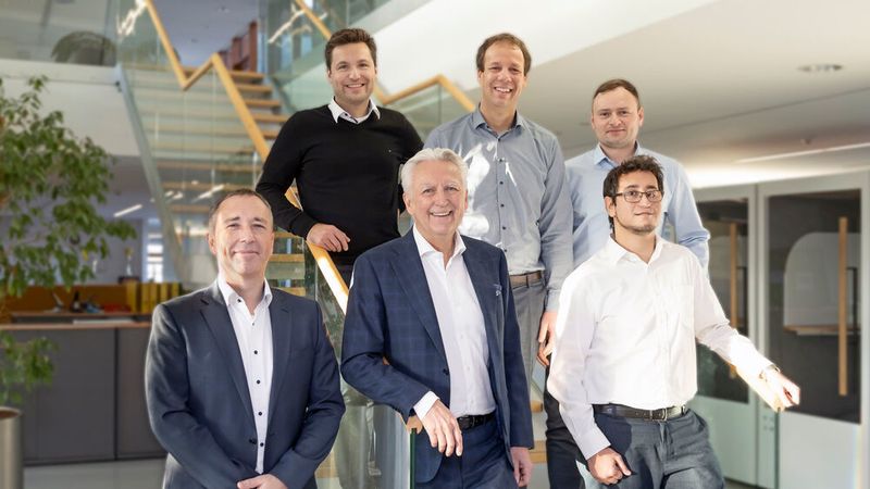 KEBA erwirbt Drag and Bot: Hier das Gründungsteam von Drag and Bot mit dem CEO KEBA Group AG Gerhard Luftensteiner (erste Reihe Mitte) und dem CEO KEBA Industrial Automation GmbH Markus Schatz (erste Reihe links).