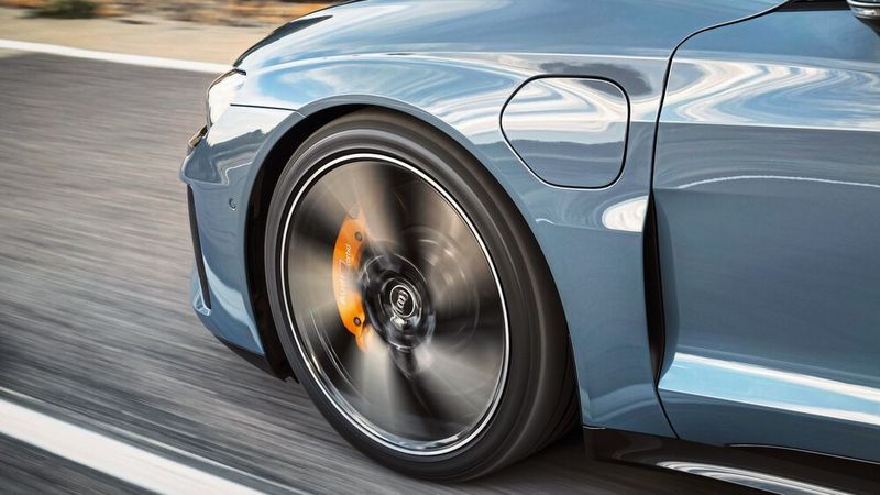 Elektroautos wie der Audi E-Tron bremsen überwiegend elektrisch, können auf eine leistungsfähige Scheibenbremse aber trotzdem nicht verzichten.