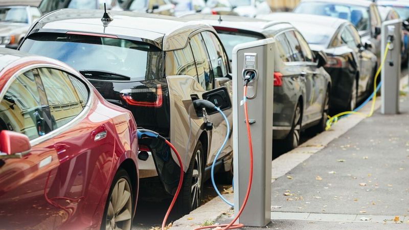 Immer mehr E-Autos kommen in den Zweitmarkt. Drei von vier Händler verzeichnen aber Schwierigkeiten beim Aufbau eines professionellen Remarketings für die Fahrzeuge.
