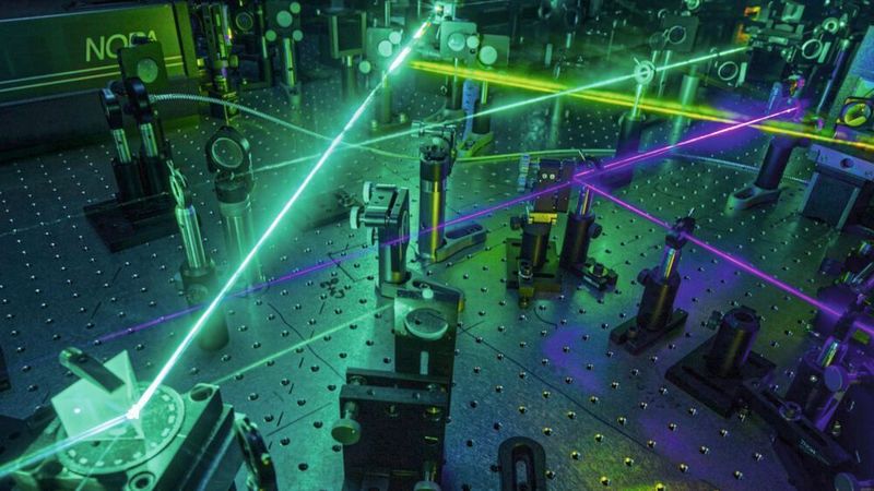 Im Femtosekunden-Laserlabor des HZB kann der Ladungstransport in Halbleitern mit Teraherz- und Mikrowellen Spektroskopie untersucht werden. Dafür generieren Laserpulse zuerst Ladungsträger im Material, welche dann proportional zu ihrer Mobilität Terahertz- oder Mikrowellen-Strahlung absorbieren.