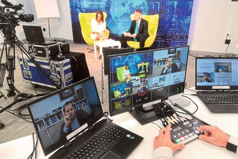 ELEKTRONIKPRAXIS-Chefredakteur Johann Wiesböck (rechts) und ESE-Kongress Moderatorin Martina Hafner (links) live im Kongress-Studio: Einblicke in die Entstehung und Umsetzung digitalen ESE Kongress 2021.