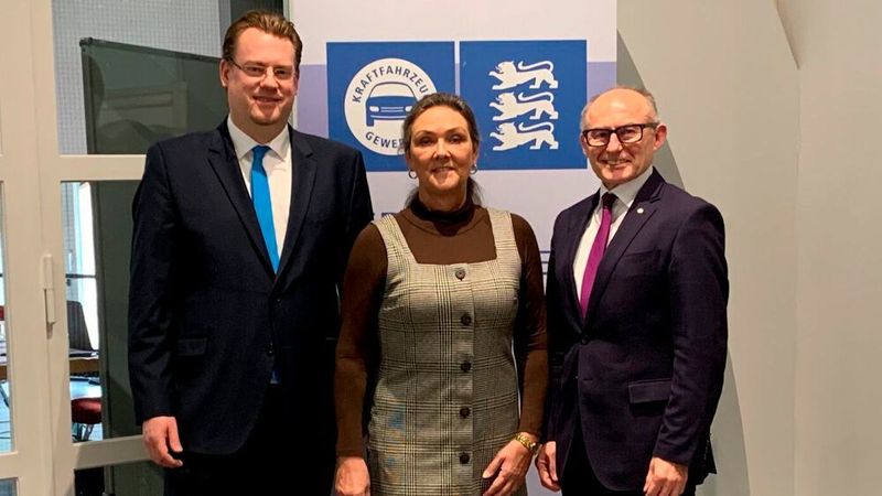 Hauptgeschäftsführer Carsten Beuß (links), Birgit Leicht (Landespressesprecherin) und Michael Ziegler als Präsident legten die Zahlen für das Kfz-Gewerbe Baden-Württemberg 2021 vor. Diesmal allerdings online.