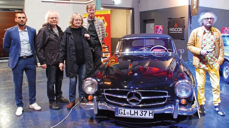 Die glücklichen Gewinner eines Mercedes-Benz 190 SL umrahmt von Steffen Dimmer von Banner Batterien (l.) und Rallye-Legende Walter Röhrl sowie ganz rechts Reinhard Schade von der Lebenshilfe Gießen e. V.
