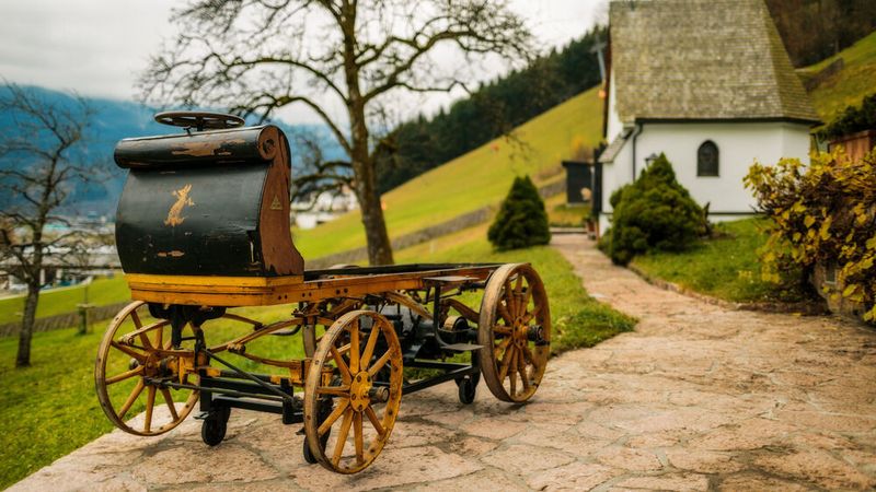 Was auf den ersten Blick an eine Pferdekutsche erinnert, ist die erste Konstruktion von Ferdinand Porsche - mit elektrischem Antrieb.