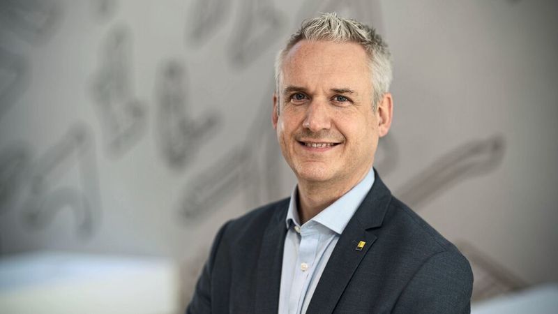 Dr. Martin Endlein, Leiter der Unternehmenskommunikation der Deutschen Automobil Treuhand (DAT), stellt sich im ersten digitalen Infoformat des ZDK Fragen zur momentanen gesellschaftlichen Wahrnehmung des Automobils.