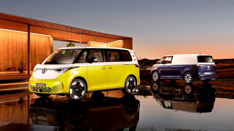 Den VW ID Buzz wird es sowohl als Pkw- (li.) als auch als Cargo-Variante (re.) geben.