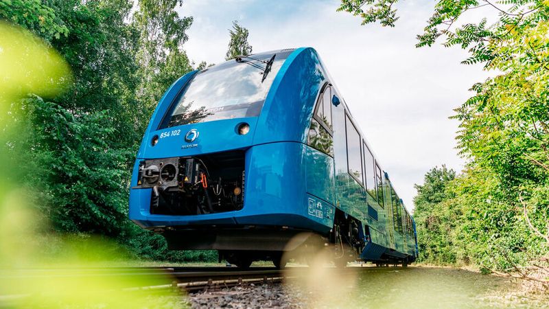 Auf vier Strecken bei Frankfurt soll die mit 27 Fahrzeugen weltgrößte Flotte von Zügen mit Wasserstoffantrieb verkehren.