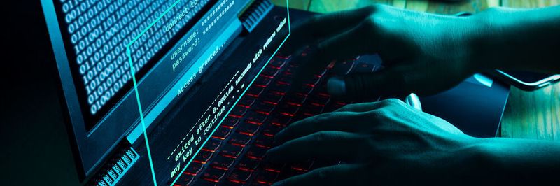 Cyberkriminelle versuchen immer erst so viele Informationen wie möglich über ihr Ziel zu sammeln. Wenn die öffentlich verfügbaren Informationen nicht ausreichen greifen sie meist als nächstes zum Social Engineering.