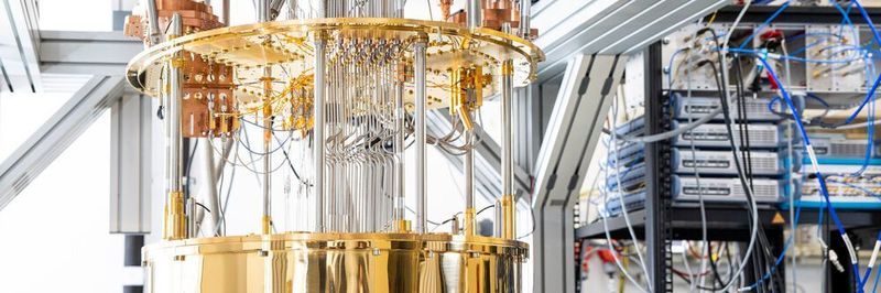 Kryogenischer Aufbau und Ansteuerung eines supraleitenden Quantencomputers am Forschungszentrum Jülich.