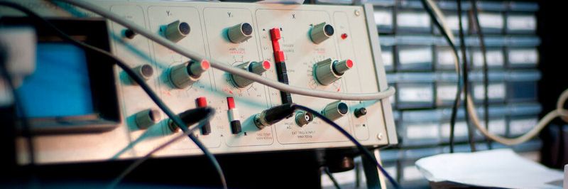 Halbleitertest: Im Analogtipp stellen wir eine Mess-Baugruppe mit galvanischer Trennung vor, die völlig ohne Schaltvorgänge und Spannungswandler auskommt.