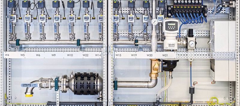 Das anschlussfertige Temperiersystem für Kühlkanäle besteht aus Fluid- und Elektrotechnik und wird vormontiert ausgeliefert.