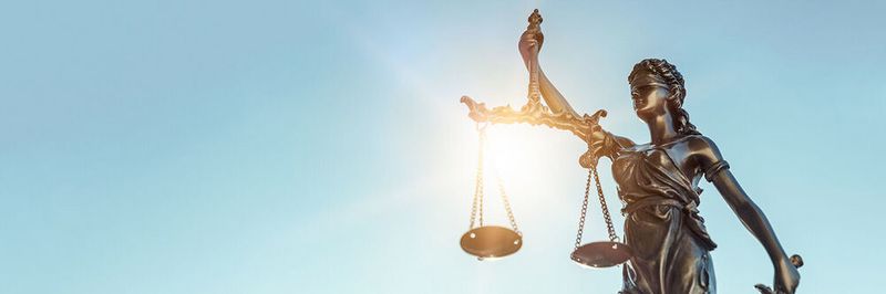 „Die Justiz setzt darauf, dass Bund und Länder in der Umsetzung Tempo machen und die dringend erforderliche Personal- und Digitaloffensive für die Justiz noch in diesem Jahr auf den Weg bringen“, so Sven Rebehn vom DRB