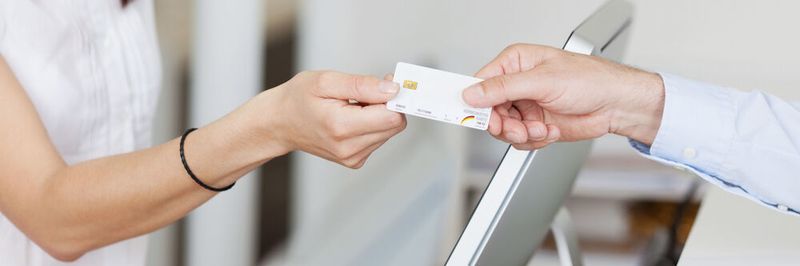 Kommt es beim Einlesen der Gesundheitskarte und der damit verbundenen Überprüfung der Sichheitszertifikate zu Fehlern, speichern die Konnektoren von Secunet die Seriennummer des jeweiligen eGK-Zertifikats