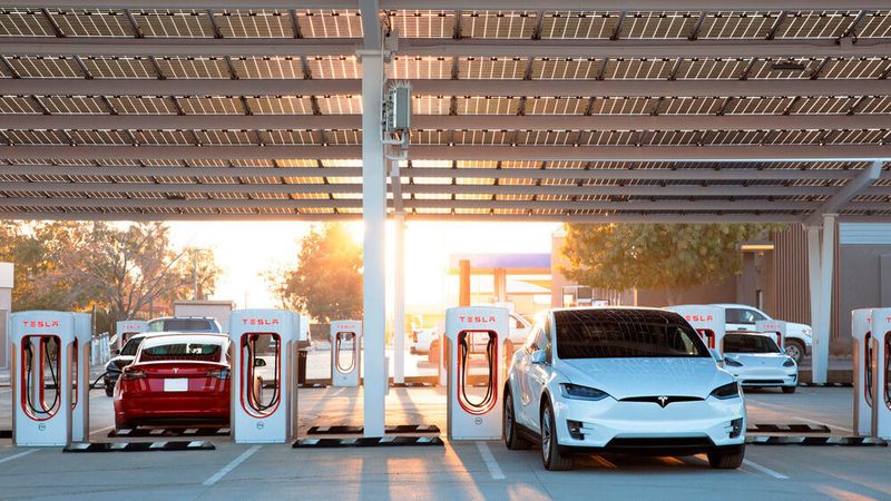 Tesla hat im vergangenen Jahr fast eine Million E-Autos verkauft.