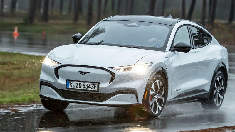 Mit dem Mustang Mach-E startete Ford spät, aber dynamisch in die Elektromobilität. In Sachen Umsatz spielt das Modell aber keine große Rolle.