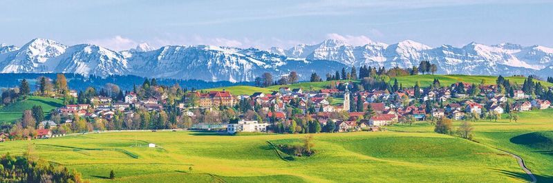 Mehr als die Hälfte der Deutschen lebt in Dörfern, Klein- und Mittelstädten (hier: Scheidegg im Allgäu)
