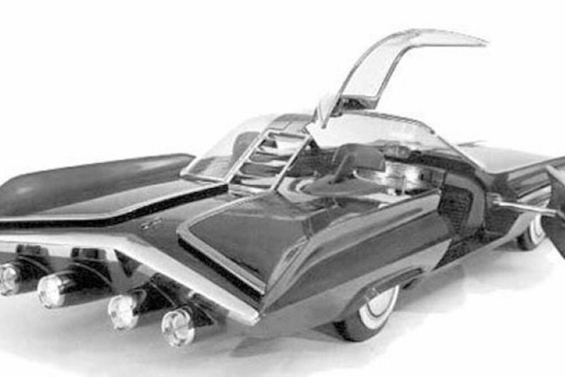 Ford schuf mehrere in der Theorie atomgetriebene Traumautos. Zuletzt den zur Weltausstellung 1962 entworfenen Seattle-ite XXI, der wie der Nucleon mehr zu einem Fantasie- als einem Realitätsprodukt geriet.