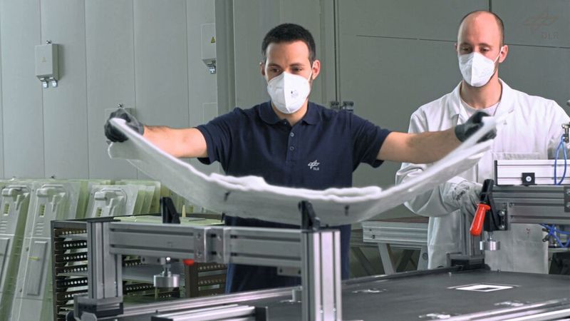 Glasfaser-Vliestoffe sind im Vergleich zu herkömmlichen Materialien aus dem Faserverbundbereich, wie beispielsweise Gewebe und Gelege deutlich steifer.
