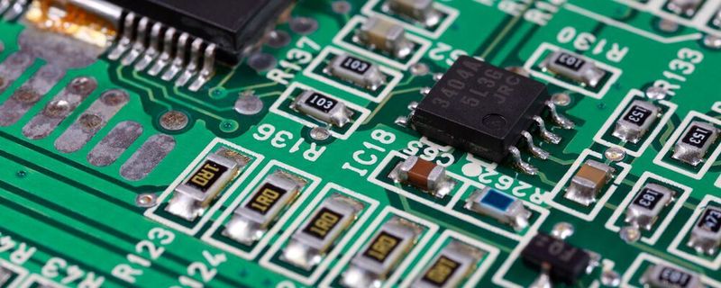 China importiert fast 80% der weltweit hergestellten Halbleiter. Der überwiegende Teil davon kommt in Produkten zum Einsatz, die außerhalb Chinas verkauft werden. Für den Eigenbedarf importiert das Riesenreich viele moderne Chips, die es selbst (noch) nicht fertigen kann.