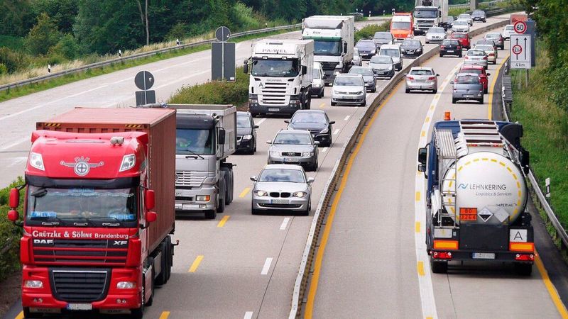 Bislang scheinen die deutschen Autofahrer nicht weniger Gas zu geben, um spritsparender unterwegs zu sein.
