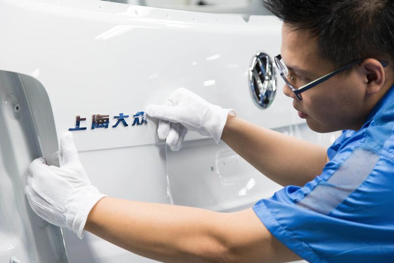 Volkswagens Autofertigung in China steht teilweise still, wieder wegen Corona.