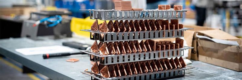 In Roubaix gehört zum Datacenter-Campus von OVHcloud auch eine eigene Fabrik. Hier zu sehen sind die Kühleinheiten, die in den Servern verbaut werden, um eine direkte Wasserkühlung zu ermöglichen.
