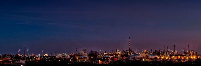 Dunkle Wolken über der Chemie: Mit dem Überfall Russlands auf die Ukraine ist der Zweckoptimismus der Branche Makulatur.
