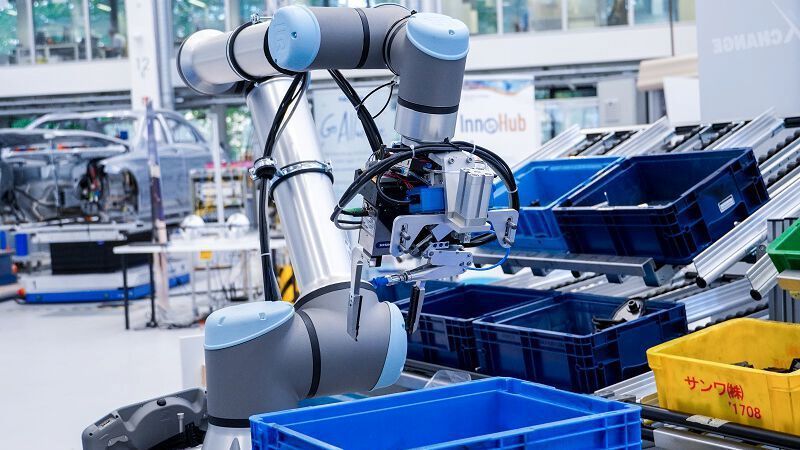Robominds zeigt auf der Automatica, wie sich Roboter mit hochperformanten Steuerungen und Bildverarbeitungssystemen für KI-Anwendungen aufrüsten lassen.
