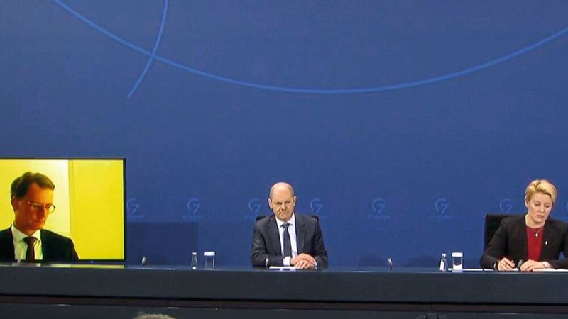In der anschließenden Pressekonferenz präsentierten NRW-Ministerpräsident Hendrik Wüst (per Video dazugeschaltet), Bundeskanzler Olaf Scholz (Mitte) und Berlins regierende Bürgermeisterin Franziska Giffey das Ergebnis der Bund-Länder-Runde.
