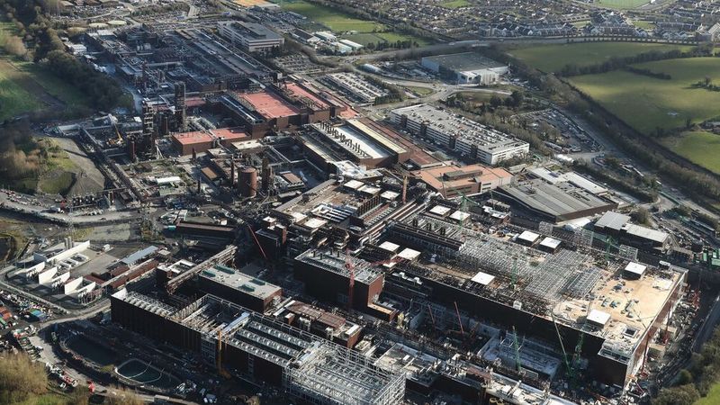 Im Zuge seiner Europastrategie modernisiert Intel auch seinen bisherigen europäischen Hauptfertigungsstandort im irischen Leixlip. Bei dem 12 Mrd. Euro teuren Um- und Ausbau wird unter anderem die Fertigungsfläche verdoppelt.