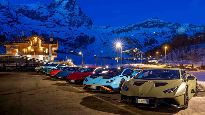 Am Fuße des Matterhorns warten verschiedene Lamborghini auf einen zweitägigen Roadtrip.
