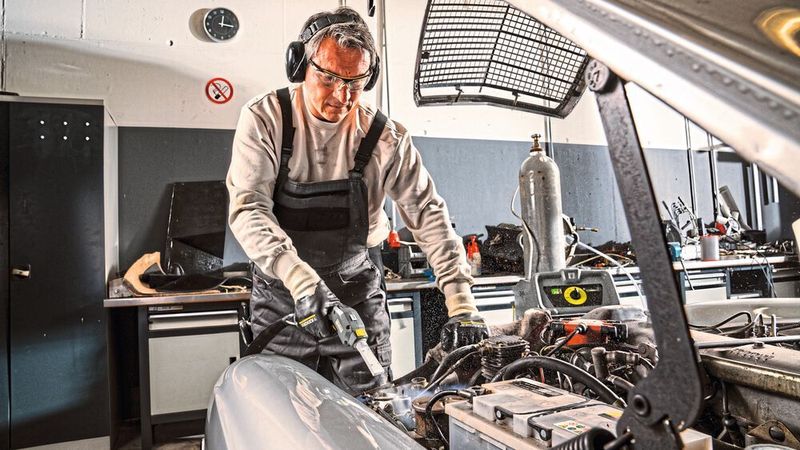 Der Ice Blaster IB 10/8 L2P von Kärcher ist das weltweit erste Trockeneisstrahlgerät, das seine Pellets selbst erzeugt. Es ermöglicht auch Kfz-Betrieben, die moderne und effektive Reinigungsmethode ohne vorbereitende Arbeiten einzusetzen.