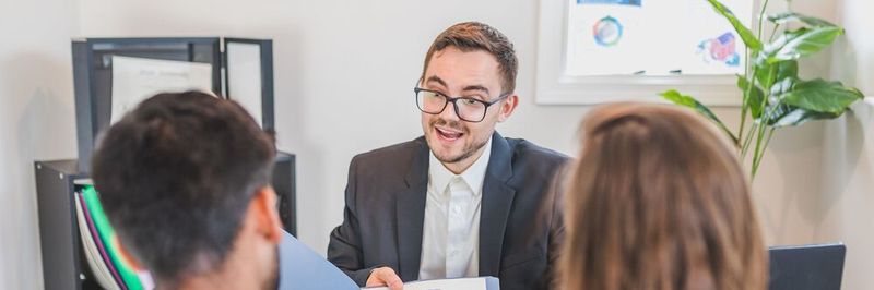Dem Kunden Sicherheit zu vermitteln ist bei der Neukundengewinnung sehr wichtig. Nur wenn dieser sich auch nach dem Kaufabschluss bei möglichen auftretenden Komplikationen verstanden fühlt, wird aus ihm ein langfristiger Stammkunde.
