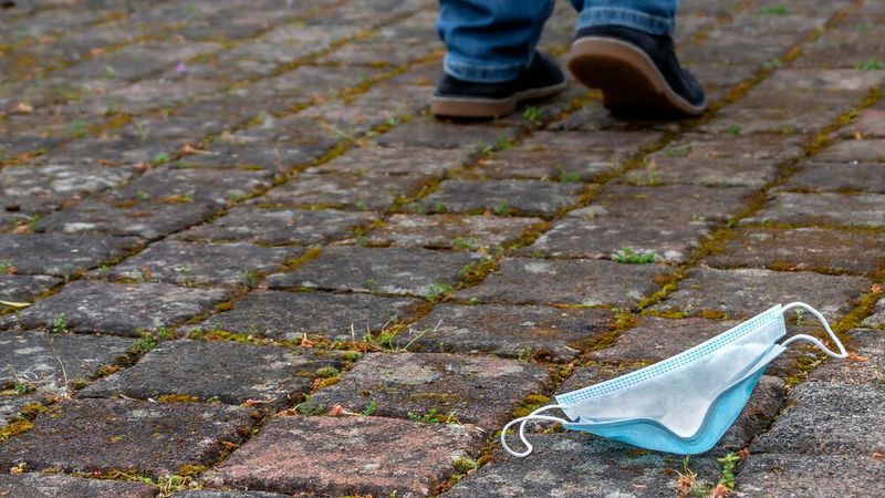 Ob am Arbeitsplatz weiterhin Masken getragen werden sollen, kann der Arbeitgeber nach eigener Beurteilung des Ansteckungsrisikos festlegen.