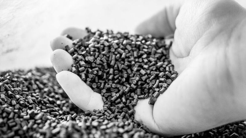 Die CO2-senkenden Kunststoffe entstehen aus Granulaten, denen Biokohlenstoffe beigemischt sind.