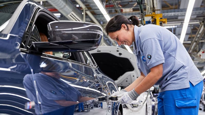 Die Automobilhersteller wollen ihren Zulieferern beim Umzug aus der Ukraine helfen.