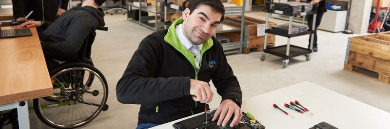 Bei AfB arbeiten Menschen mit und ohne Behinderung Hand in Hand.