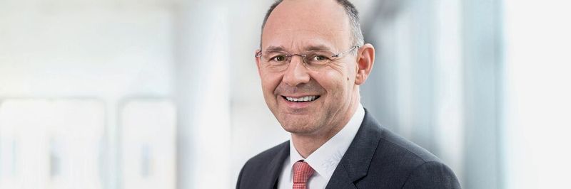 Dr. Hans Krattenmacher, Geschäftsführer Innovation Mechatronik bei SEW-Eurodrive in Bruchsal, erlebte hautnah mit, wie die kontaktlose Energieübertragung für FTS ihren Anfang nahm und schließlich im Feld erste Erfolgsgeschichten schrieb.