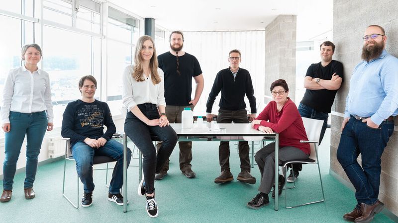 Das Team von Polytives will Kunststoffe optimieren und so die Kreislaufwirtschaft fördern. Die Materialien des Unternehmens können etwa beim Einsatz in einer Kunststoffmischung die Zähflüssigkeit verringern. Dadurch könne bei der Produktion der Energieaufwand gesenkt werden. Gründer und Geschäftsführer Viktoria Rothleitner (dritte von links) und Oliver Eckardt (rechts) haben es damit auf Platz 44 geschafft.