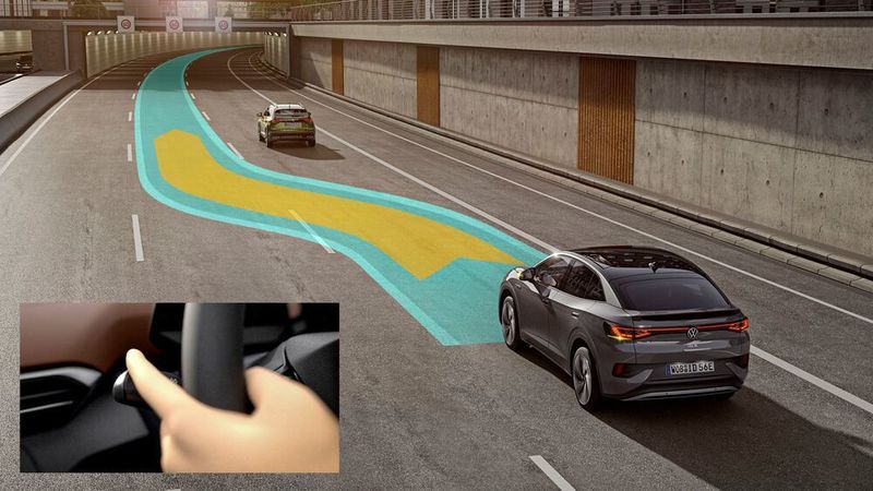Wenn ein Fahrzeug je nach Modell mit bestimmten Radar- und Ultraschallsensoren ausgestattet ist, kann das Assistenzsystem auch aktiv beim Spurwechsel unterstützen.