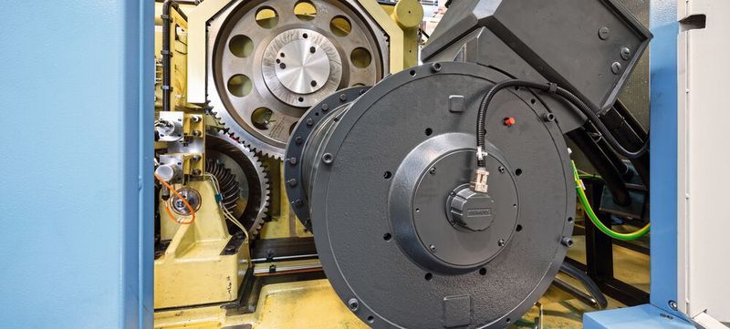 Der Simotics-Servomotor lässt sich flexibel regeln – so kann die Pressbewegung ideal auf das Werkstück abgestimmt werden.