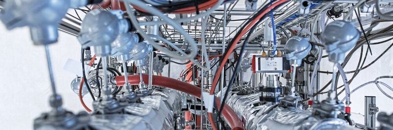 Sie ist fast zehn Meter hoch und erstreckt sich über drei Etagen: Im neuen Technikum der Universität Ulm steht die erste Multiple Trennwandkolonne der Welt.