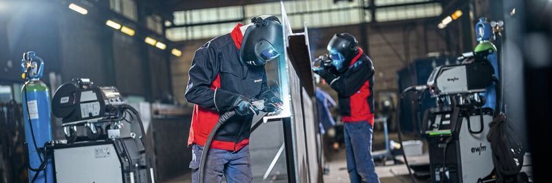 Täglich bearbeitet die Heinrich Döpke GmbH bis zu 22 Meter langen Bauteile aus Schwarz- und Edelstahl. Seit 2020 mit EWM-Schweißgeräten Titan XQ 350 puls mit Drahtvorschub und EWM-Schweißbrenner PM 4511.