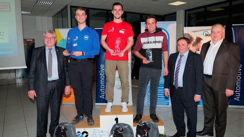 Den Eurocup 2022 konnte der Schweizer Florent Lacilla für sich entscheiden. Platz zwei erkämpfte sich Stefan Mießbch aus Deutschland, auf Platz drei kam Hannes Egger aus Südtirol. Beglückwunscht wurden sie von Ralf Herrmannsdorf, Präsident des Kfz-Landesverbandes Sachsen (li.), Henry Siebeneicher, Obermeister der Kfz-Innung Region Dresden (2. v. re.) und Michael Schneider, Obermeister der Kfz-Innung Innung Sachsen-West/Chemnitz.